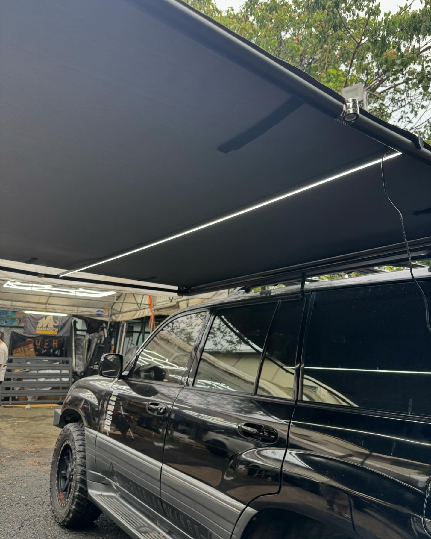 Mammoth Switchblade Automatic  Hardshell Awning